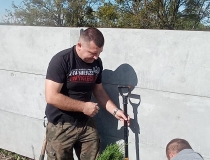 Posadzenie drzewek w kwaterze wojskowej na cmentarzu parafialnym w Uchaniach, 28.09.2020