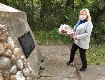 Złożenie kwiatów przy pomniku upamiętniającym poległych żołnierzy 27 maja 1943 r. w Lasach Strzeleckich, 27.05.2020