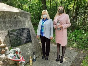 Złożenie kwiatów przy pomniku upamiętniającym poległych żołnierzy 27 maja 1943 r. w Lasach Strzeleckich 